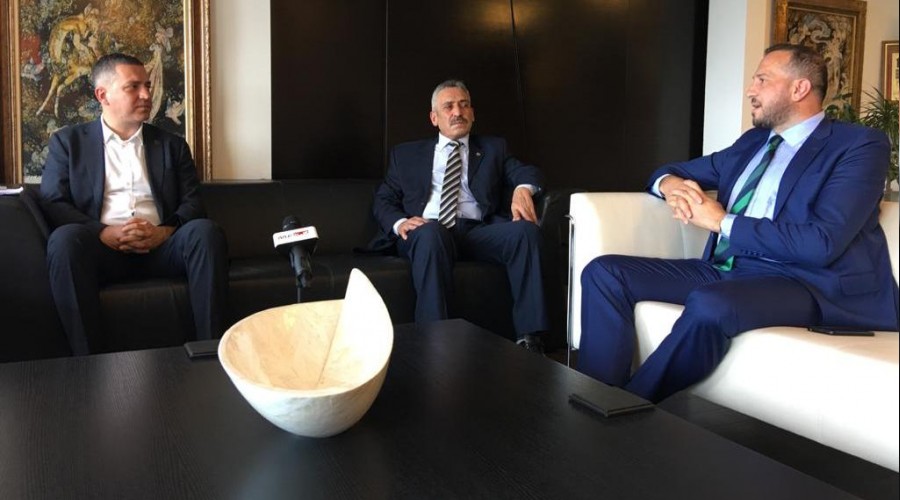 Demokrasi kan kaybediyor