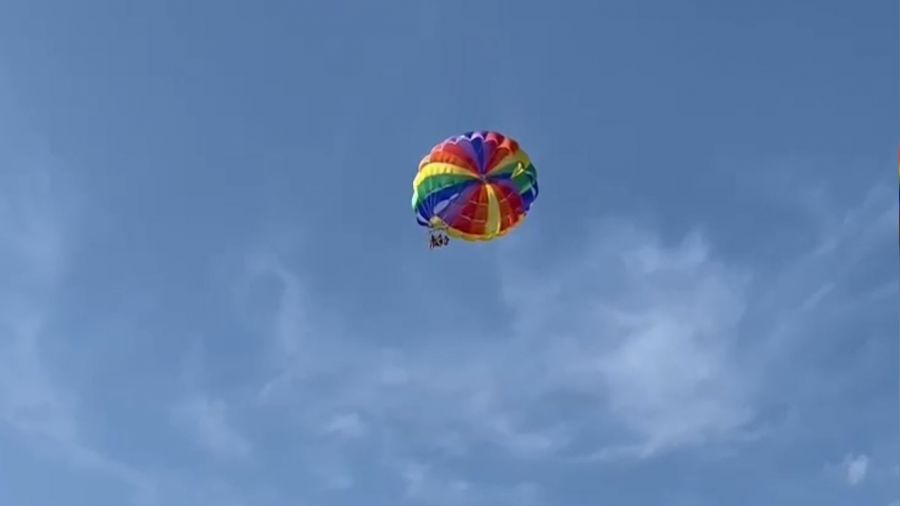 Deniz paraşütü havada askıda kaldı