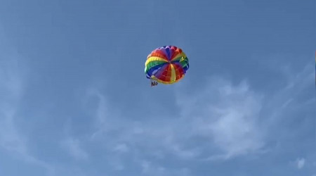 Deniz paraşütü havada askıda kaldı