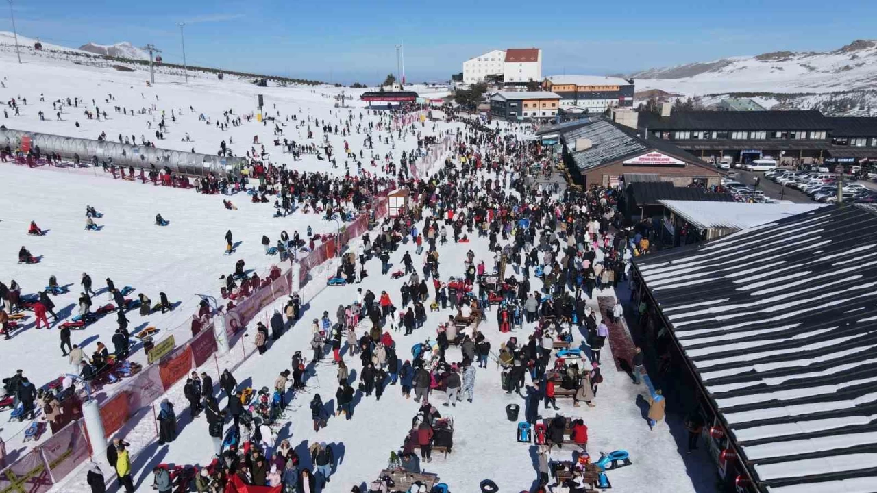 Erciyes'te hafta sonu younluu, binlerce turist pistlerde