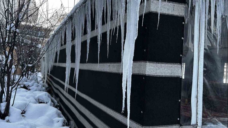 Erzurum'da 2 metrelik buz sarkıtları oluştu