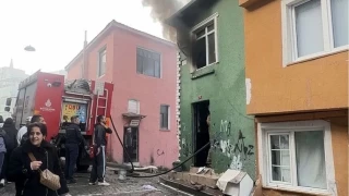 Fatih'te 2 katlı binada yangın paniği