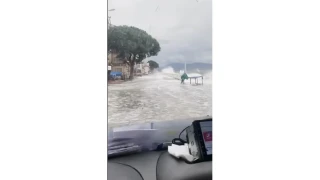 Fırtına sebebiyle kara ile deniz birleşti, tekneler battı