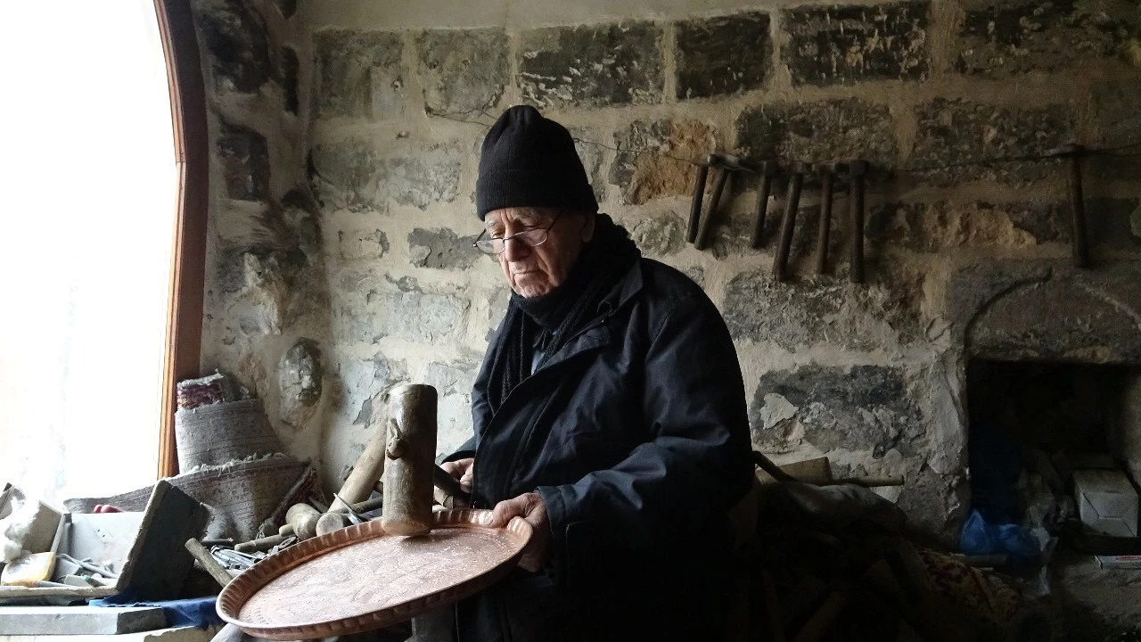Hafız usta, Kur'an okuyarak bakırcılık yapıyor