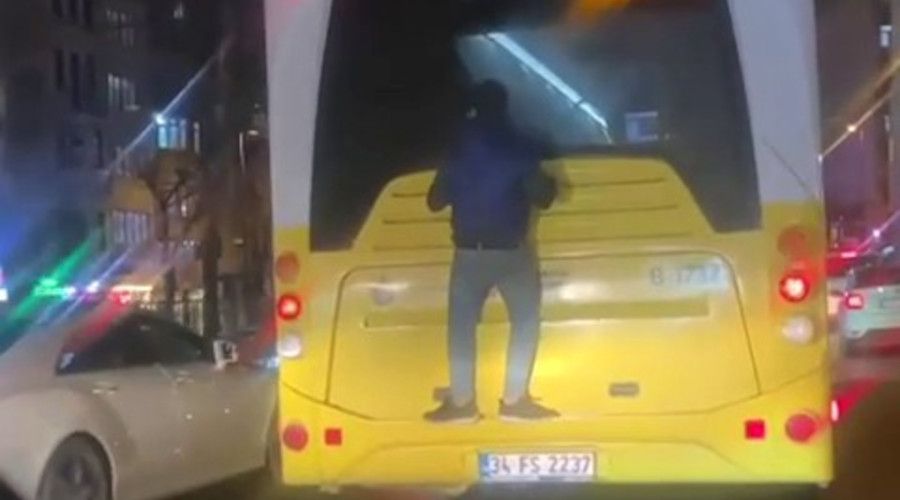 İETT otobüsünün arkasına "Örümcek Adam" gibi asılarak yolculuk etti