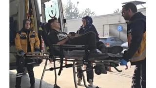 İnegöl'de işçi elini tahtaya çaktı: İtfaiye ekipleri kurtardı