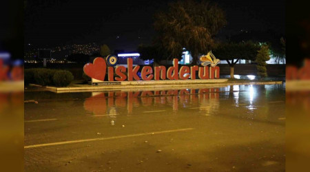 İskenderun'da deniz taştı, caddeler göle döndü