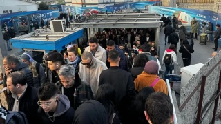 stanbul'da baz metrobs duraklarnda yolcu younluu