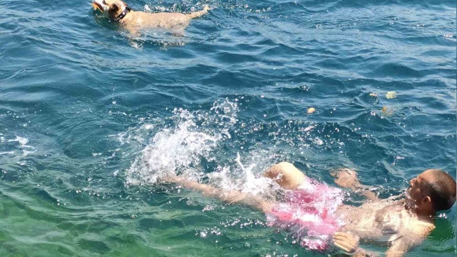 İstanbullular Boğaz'ın sularında serinledi