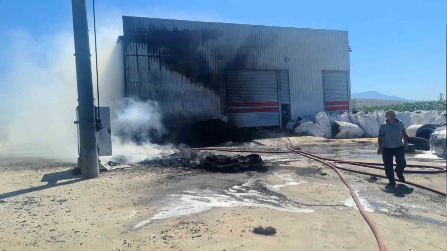 İzmir'de plastik geri dönüşüm deposunda yangın