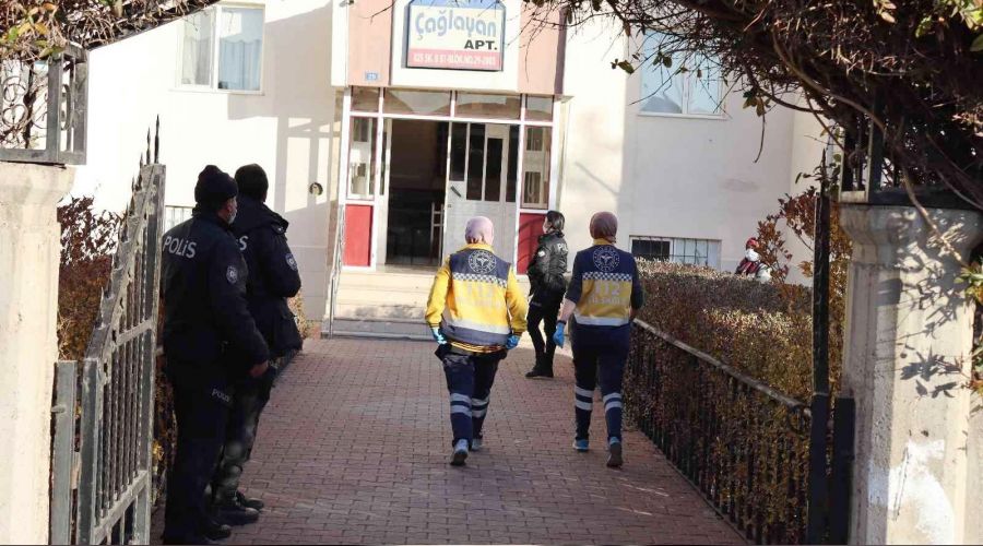 Kendisinden 21 yaş küçük eşini öldürdü