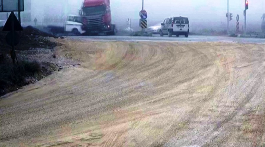 Kırmızı ışıkta geçen kamyonet tıra çarptı