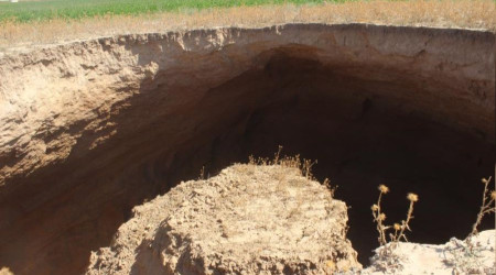 Konya'da 40 metre çapında obruk oluştu