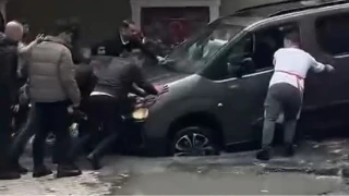 Küçükçekmece'de yağmur sonrası yol çöktü