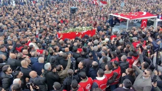 Manisa, ilk kadın başkanına ağladı