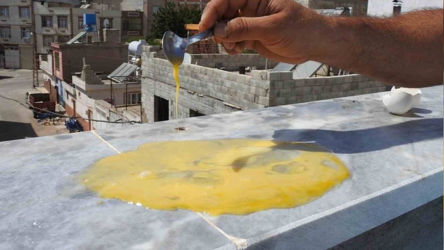 Mermerin üzerinde yumurta pişirdi