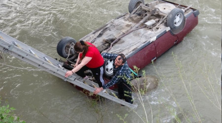 Otomobil çaya uçtu