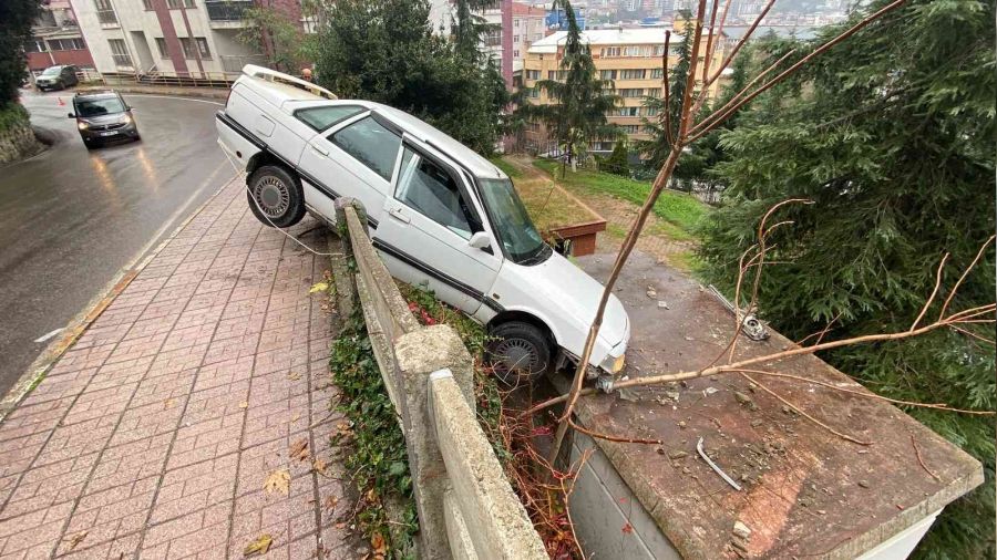 Otomobille duvarda askıda kaldılar