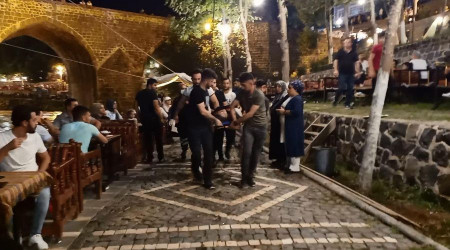 Öz çekim yaparken Dicle Nehri'ne düşen kadını vatandaşlar kurtardı