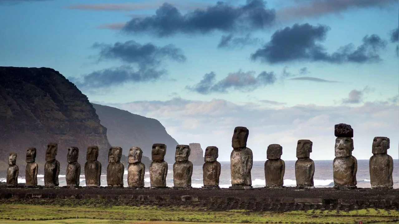 Paskalya Adas'ndaki Moai heykelleri