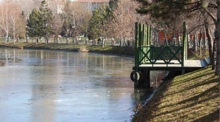 Porsuk Çayı'nın yüzeyi buz tuttu