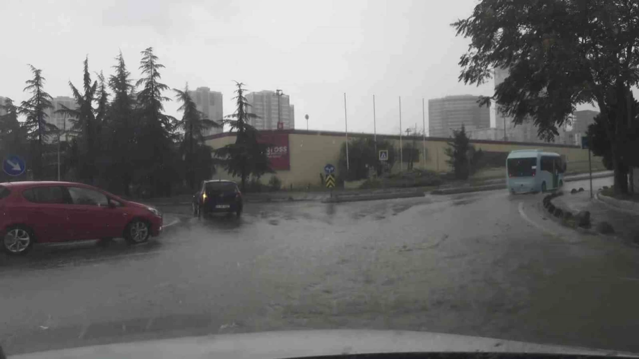 Sağanak yağış İstanbul Anadolu Yakası'nda etkisini gösterdi