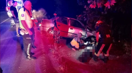 Şarampole devrilen otomobildeki 2 kişi can verdi