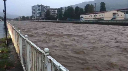 Şiddetli yağış Rize'yi etkisi altına aldı