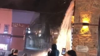 Tarihi çarşıda şelale oluştu