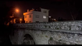 Tarihi köprüden düşen 16 yaşındaki kız ağır yaralandı