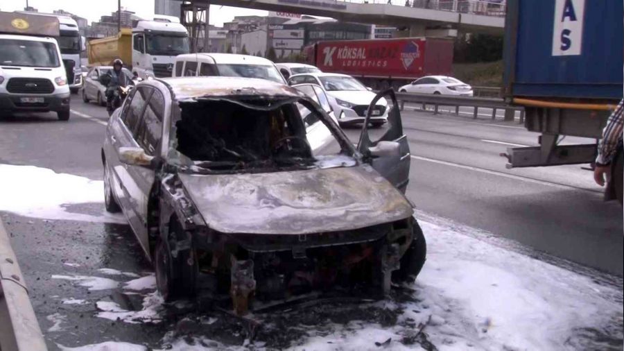 TEM'de otomobil alev aldı, içindekiler son anda kurtuldu