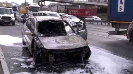 TEM'de otomobil alev aldı, içindekiler son anda kurtuldu