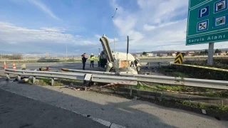 Ticari araç bariyerlere ok gibi saplandı