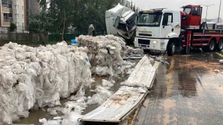 Tır bariyerlere çarptı, otoyol çöplüğe döndü