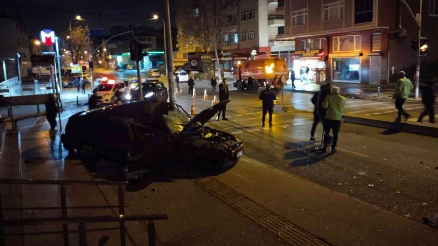 Ümraniye'de İETT otobüsü ile otomobil çarpıştı: 5 yaralı