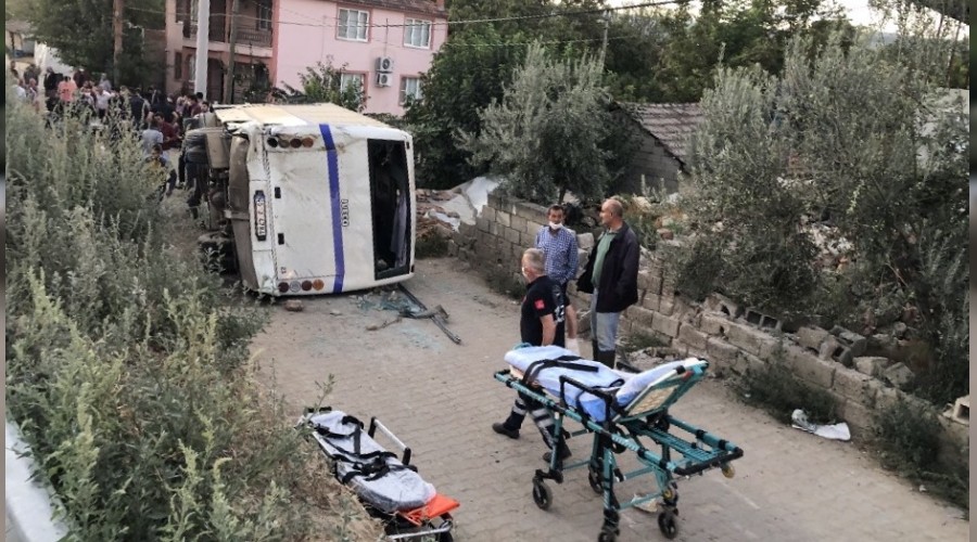 Üzüm işçilerini taşıyan minibüs ile tır çarpıştı