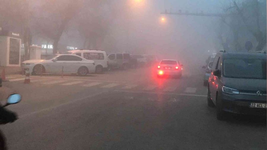 Uzunköprü'de yoğun sis etkili oluyor