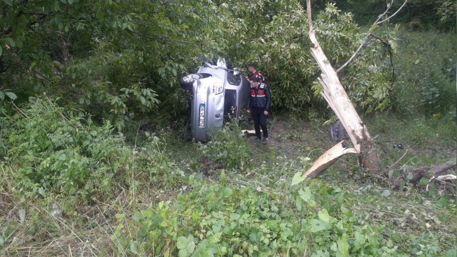 Yağışlı hava kazayı beraberinde getirdi, araçlar takla attı