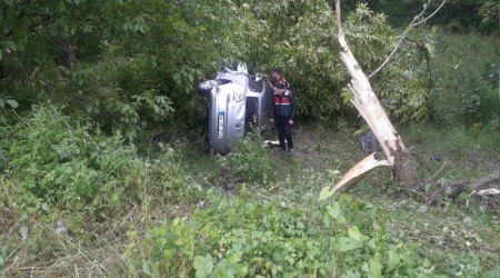 Yağışlı hava kazayı beraberinde getirdi, araçlar takla attı