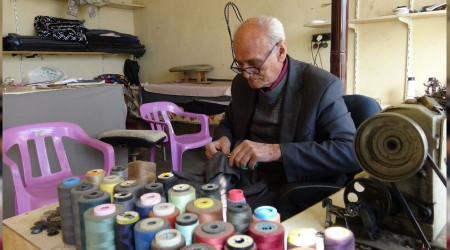 Yarım asırlık terzi mesleğini sürdürüyor