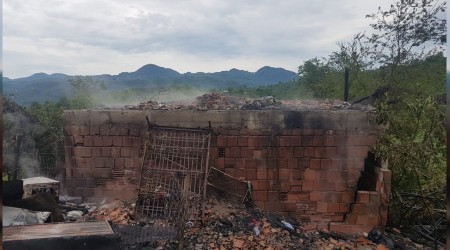 Yıldırım düşen ev yandı