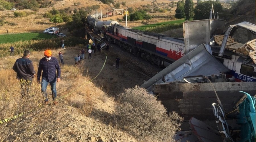 Yozgat'ta yük trenleri çapıştı: 2 yaralı