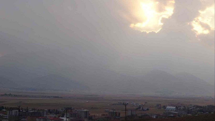 Yüksekova'da dağlar toz bulutunda kayboldu