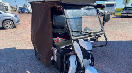 3 tekerli elektrikli bisikleti karavana çevirdi