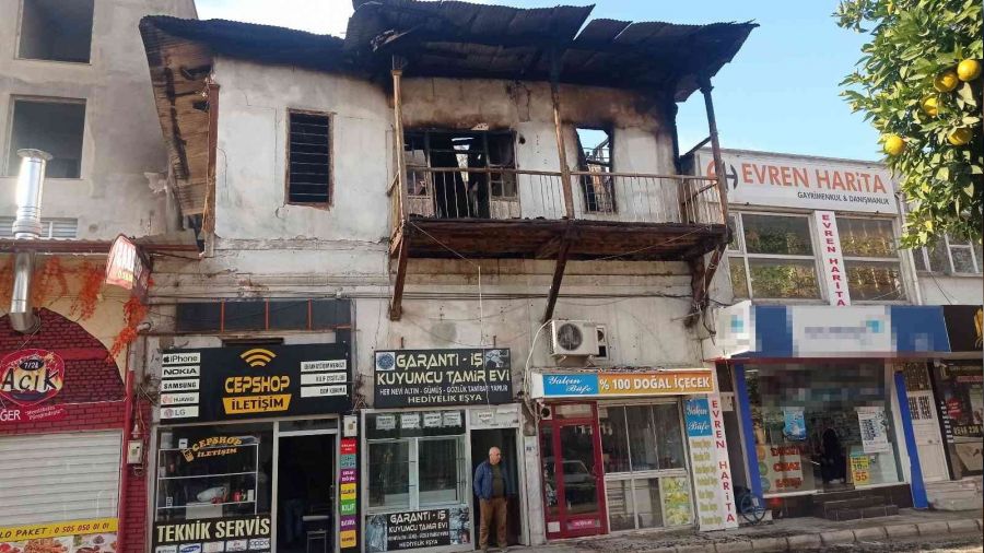 Ahşap bina yandı, bazı iş yerleri de hasar gördü
