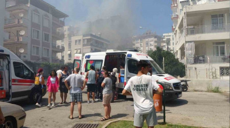 Alevlerin sardığı 5 katlı binada can pazarı