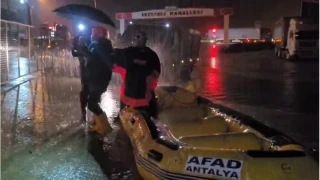 Antalya'da mahsur kalan vatandaşlar botlarla kurtarıldı