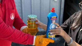 Atık yağ getiren vatandaşlara bulaşık deterjanı hediye