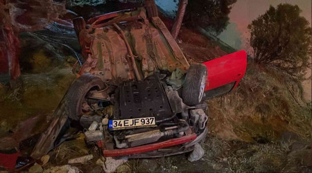 Bağcılar'da otomobil yol kenarına uçtu