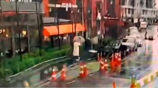 Beyoğlu'nda bir kadın fırtınada devrilen tabelanın altında kaldı